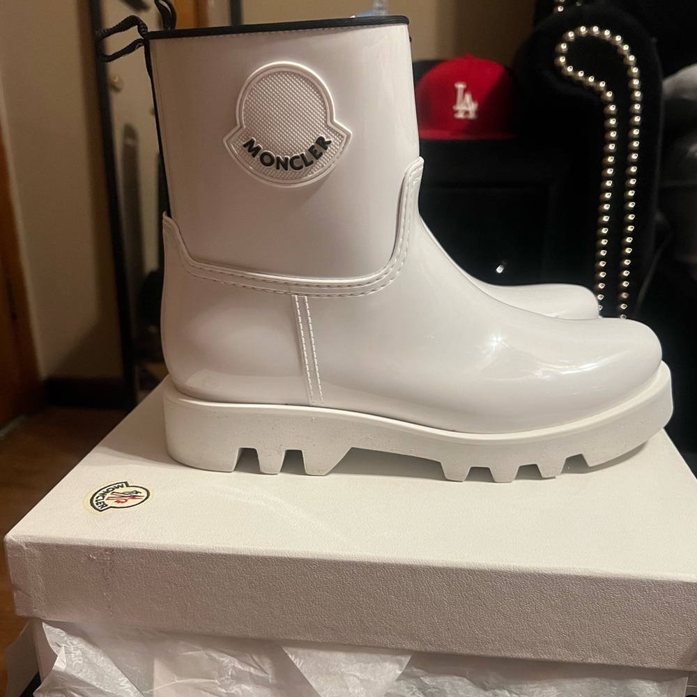White and black ginette Moncler boots